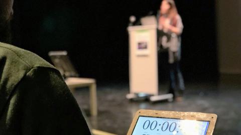Tesi en 4 minuts