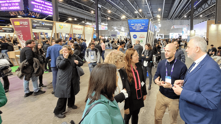 Estand de la UAB al 4YFN, amb la presència del rector Javier Lafuente